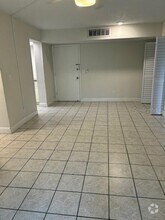 Building Photo - 716 Oakgrove Dr