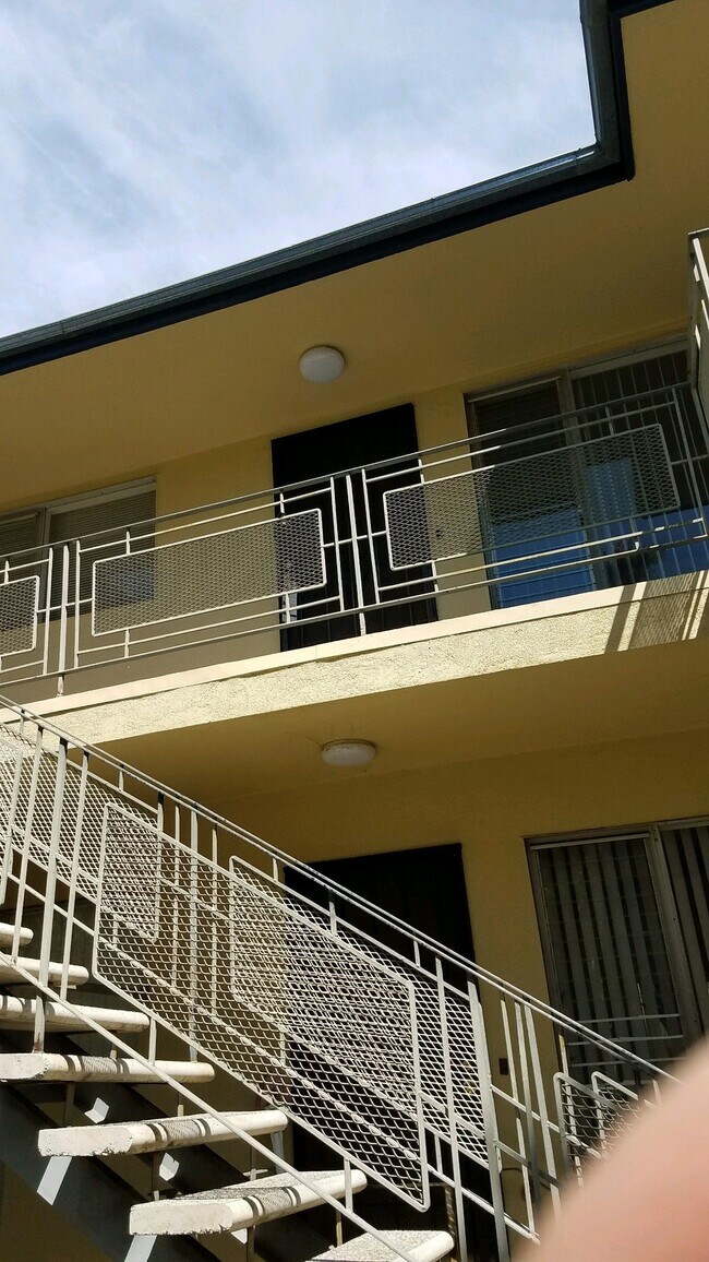 Building Photo - 3554 Mentone Ave