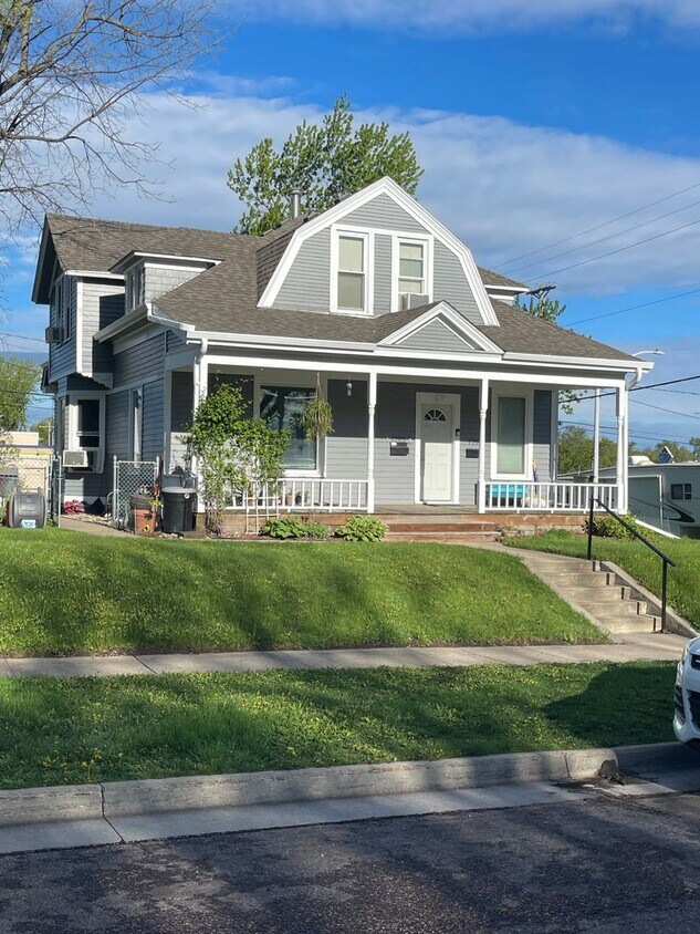 Building Photo - Main floor duplex apt! Huge Ceilings and N...