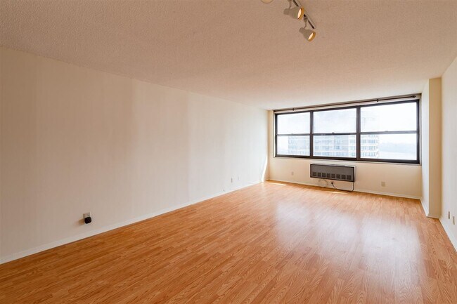 Building Photo - 7000 Boulevard E