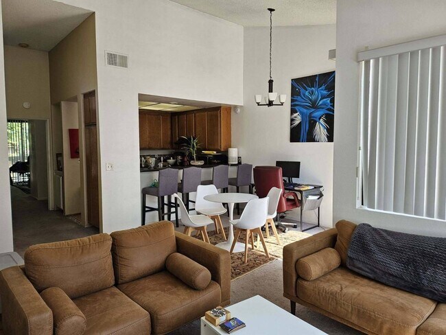 Foto del edificio - 16211 Downey Ave