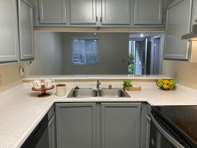 Building Photo - Amazing Condo Nestled in the Oakland Hills W/ Parking, Laundry & Patio!