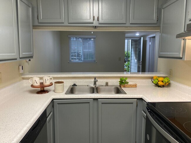 Foto del edificio - Amazing Condo Nestled in the Oakland Hills W/ Parking, Laundry & Patio!