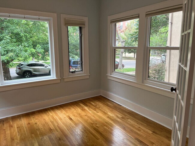 Foto del edificio - Uptown condo available immediately