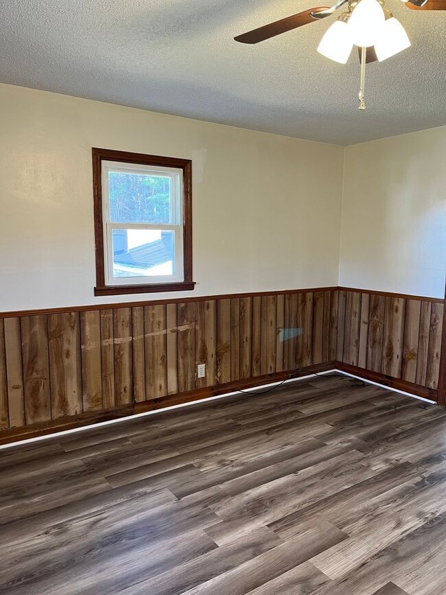 Building Photo - 2 Bedroom Apartment Located in Beautiful Warrensville