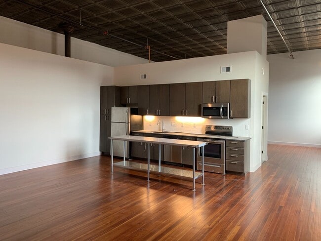 Building Photo - One Bedroom Newport Loft