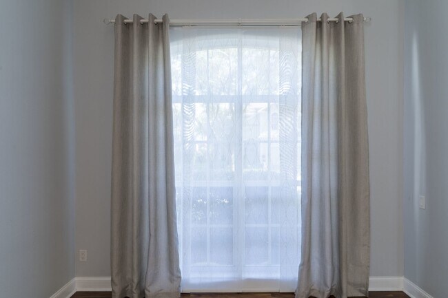 Foto del edificio - Beautiful 4/2 home Located on a tree lined street in the gate of country club community of the Hu...