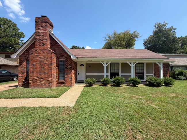 Charming 3BR/2BA Bartlett Area Home | Soaring High Ceilings, Brick Fireplace & Fenced Yard - Charming 3BR/2BA Bartlett Area Home | Soaring High Ceilings, Brick Fireplace & Fenced Yard
