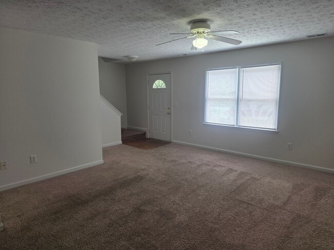 Building Photo - 3 Bedroom 2.5 Bathroom Townhouse