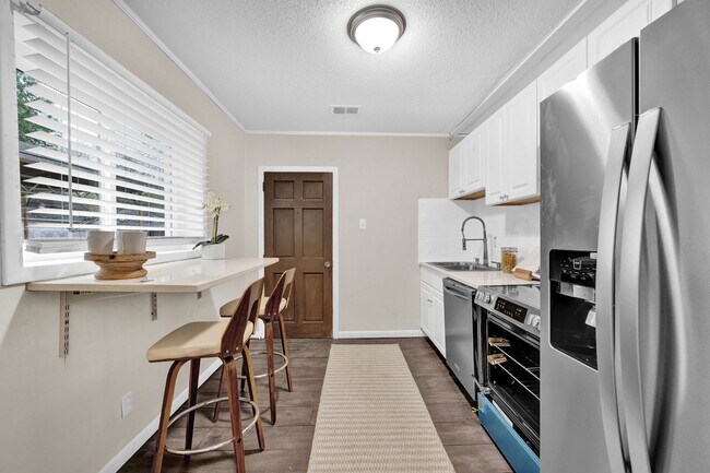 Building Photo - Absolutely Adorable!  Move in Ready!