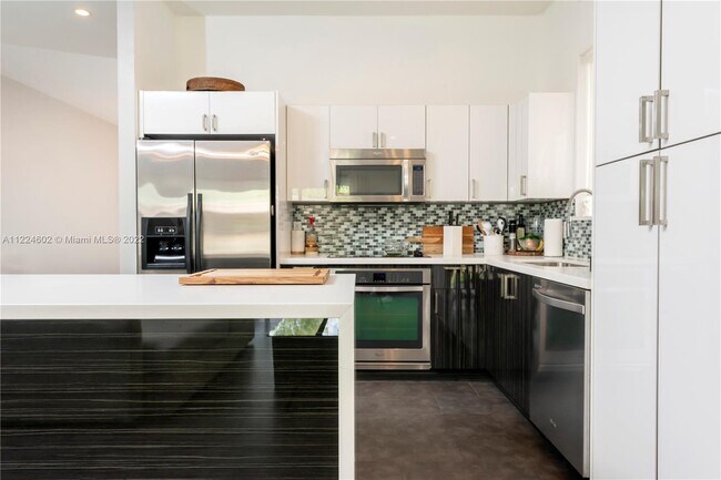 Foto del edificio - 3749 SW 27th Ln  3749 Miami Fl 33134