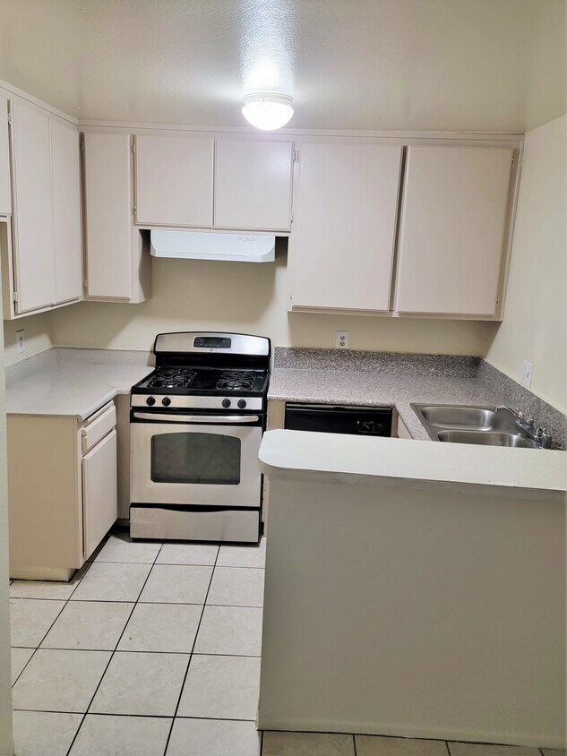 Primary Photo - 505 W Berkeley Ct