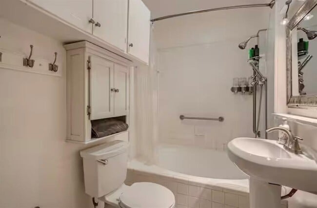 Foto del edificio - 8605 Rockwood Ln