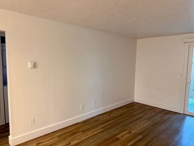 Foto del edificio - Cedar Mills Two Bedroom Condo-Nicely Remodeled!