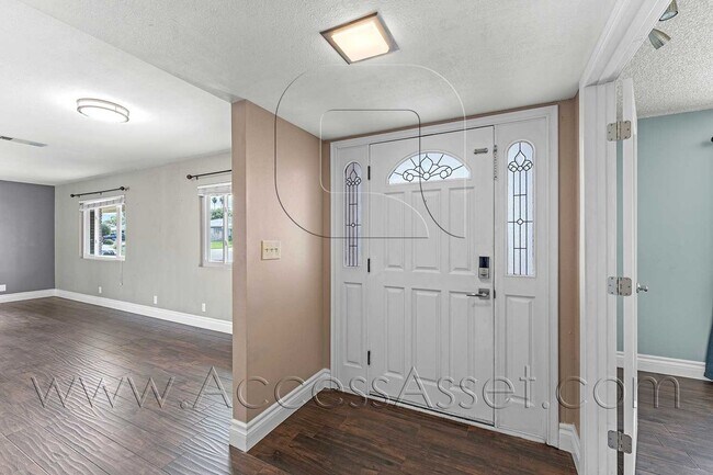 Foto del edificio - Beautiful 3BR/2BA Home In Hemet With Lush Backyard & Fruit Trees!