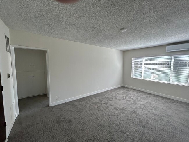 Building Photo - 325 S Doheny Dr