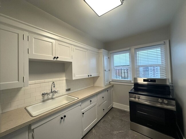 Building Photo - Belmont - 13 Unit