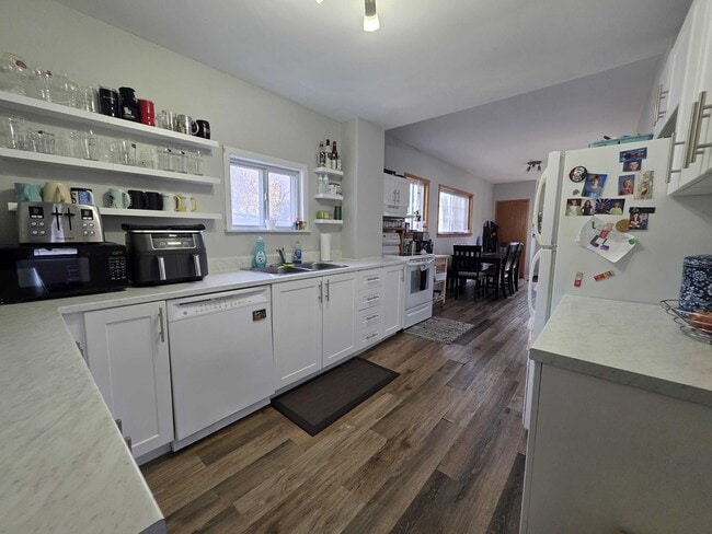 Building Photo - 401 MacDonnell St
