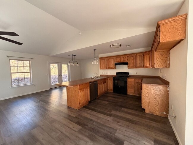 Building Photo - Welcome to this conveniently located home in Russellville, AR, a place where comfort meets style.