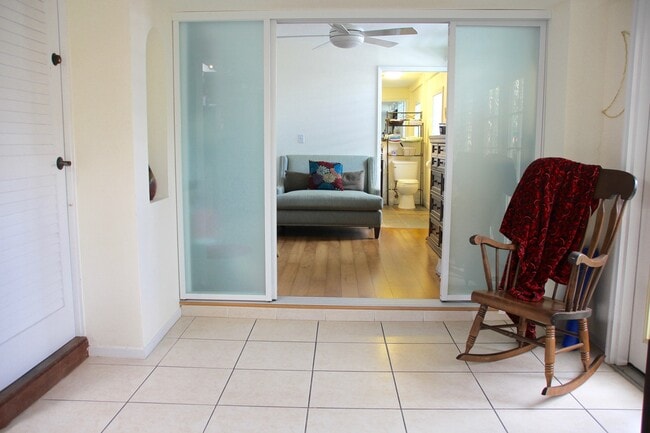 Building Photo - Very clean and spacious Studio with lots o...