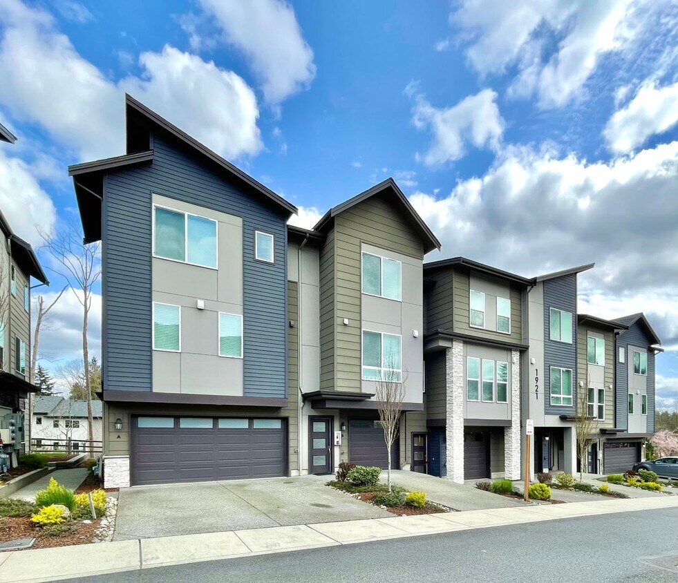 Primary Photo - Great Townhome for rent