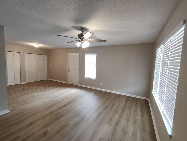 Building Photo - NEWLY RENOVATED 3 Bed/1.5 Bath close to CC...