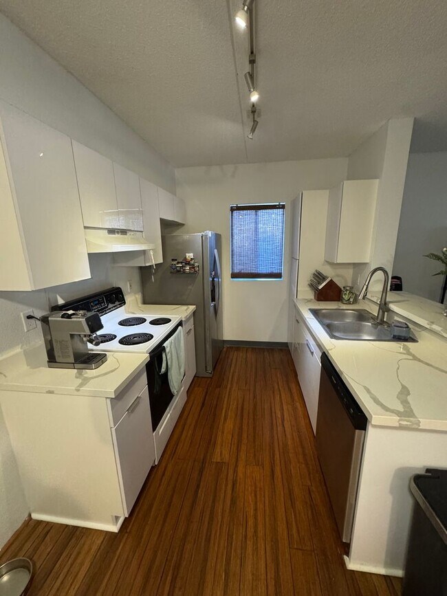 Foto del edificio - 2 Bedroom | 1 Bathroom | 2 Parking Stalls
