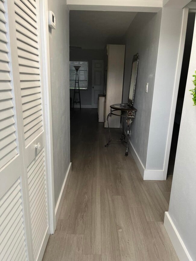 Building Photo - 143 West Ct