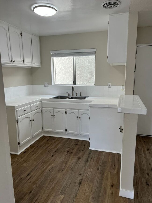 Building Photo - LB1123
