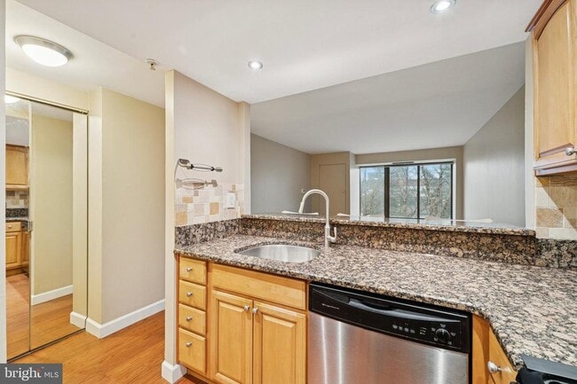 Building Photo - 2001 Hamilton St