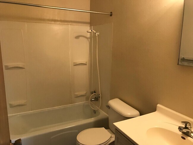 Foto del edificio - Forestview 2 Bedroom Lower Unit
