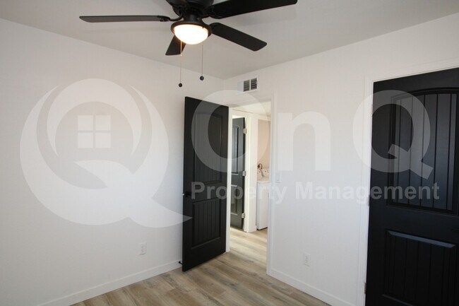 Foto del edificio - 745 W McMurray Blvd