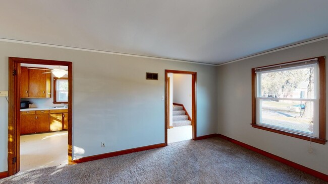Building Photo - 3 Bedroom Steps Away From Campus