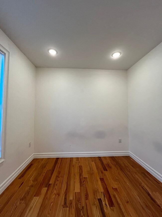 Foto del edificio - 373 Danforth Ave