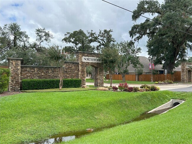 Building Photo - 111 Deerwood Dr