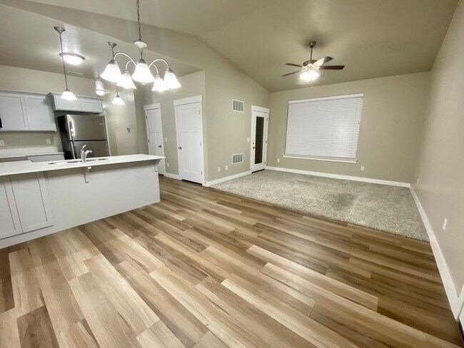Building Photo - 14643 Bloom Dr