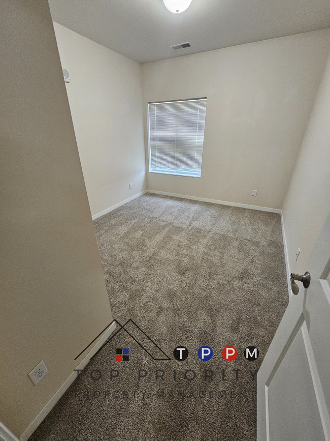 Building Photo - 2 Bedroom | 1 Bathroom Apartment in Cedar ...
