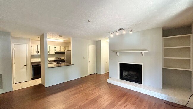 Building Photo - Vinings Run 1 Bedroom Condo, Minutes from ...