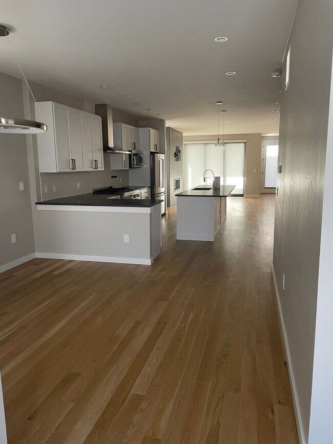 Building Photo - Luxurious 6-Bedroom Haven South of Sloans ...