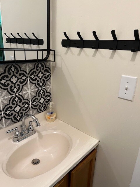 Medio baño - 327 Myers Ave