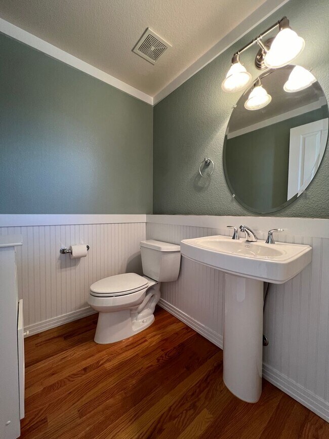 Foto del edificio - Charming Townhouse with Modern Comfort in ...