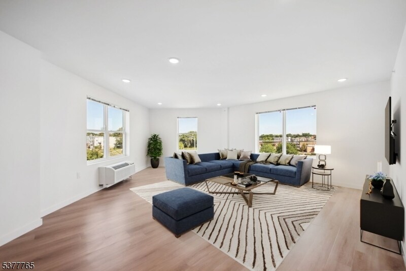 Foto principal - 369 18th Ave