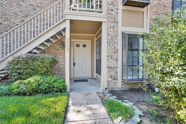Building Photo - 1311 Antoine Dr