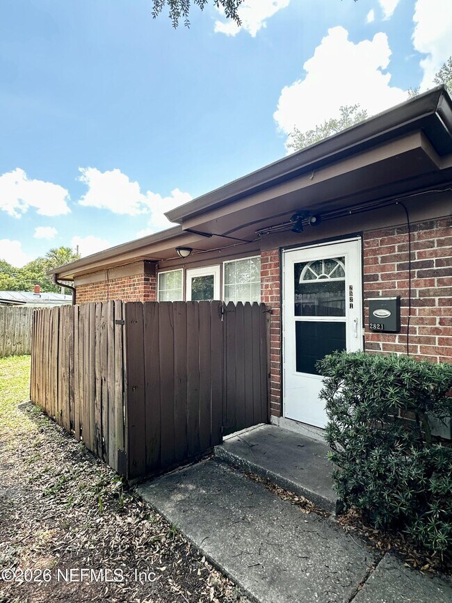 Foto del edificio - 2821 Searchwood Dr