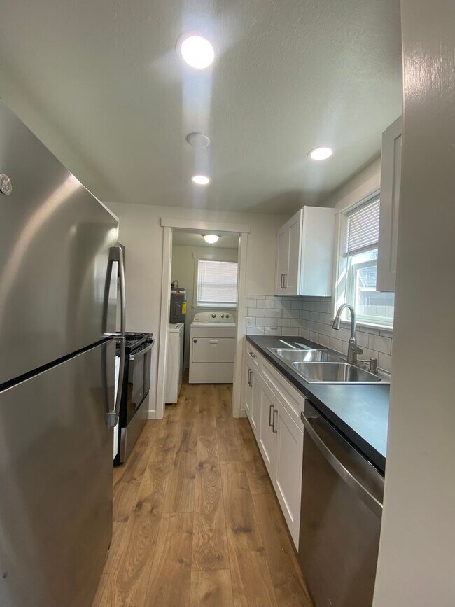 Foto del edificio - ? Fully Remodeled 1 Bed / 1 Bath Home Near Franklin Park ?