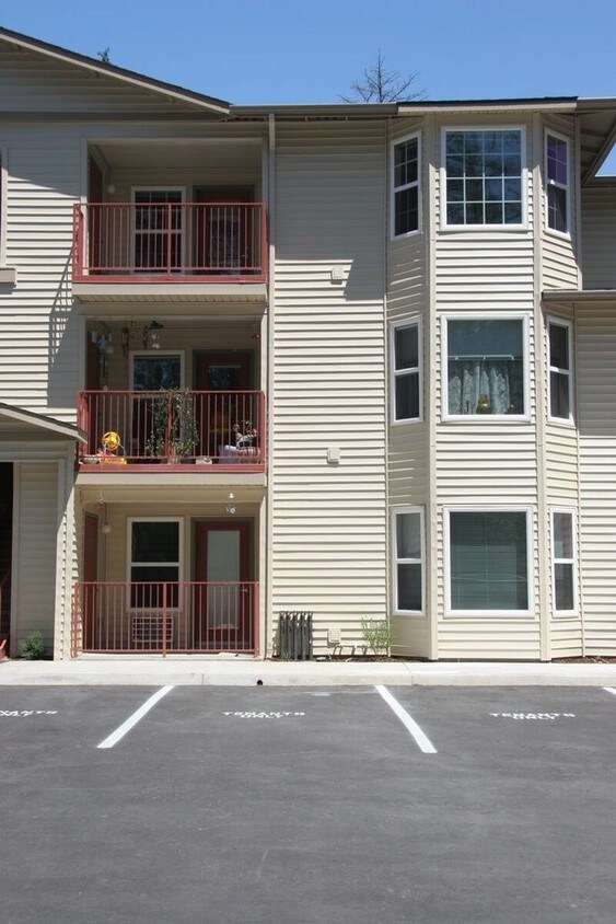 Building Photo - Redwood Village Apartments