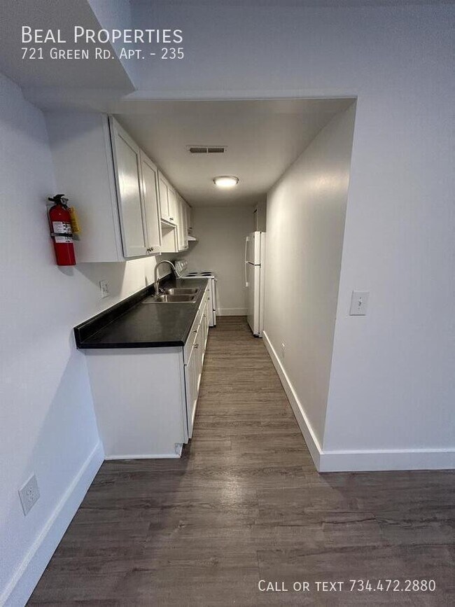 Foto del edificio - 721 Green Rd