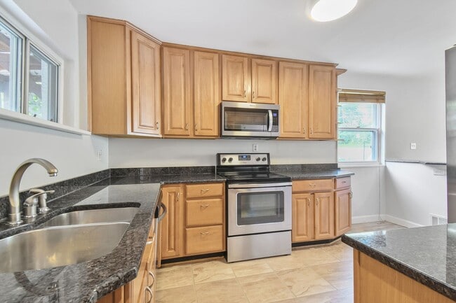 Building Photo - Charming Rambler - Close to Downtown Silve...