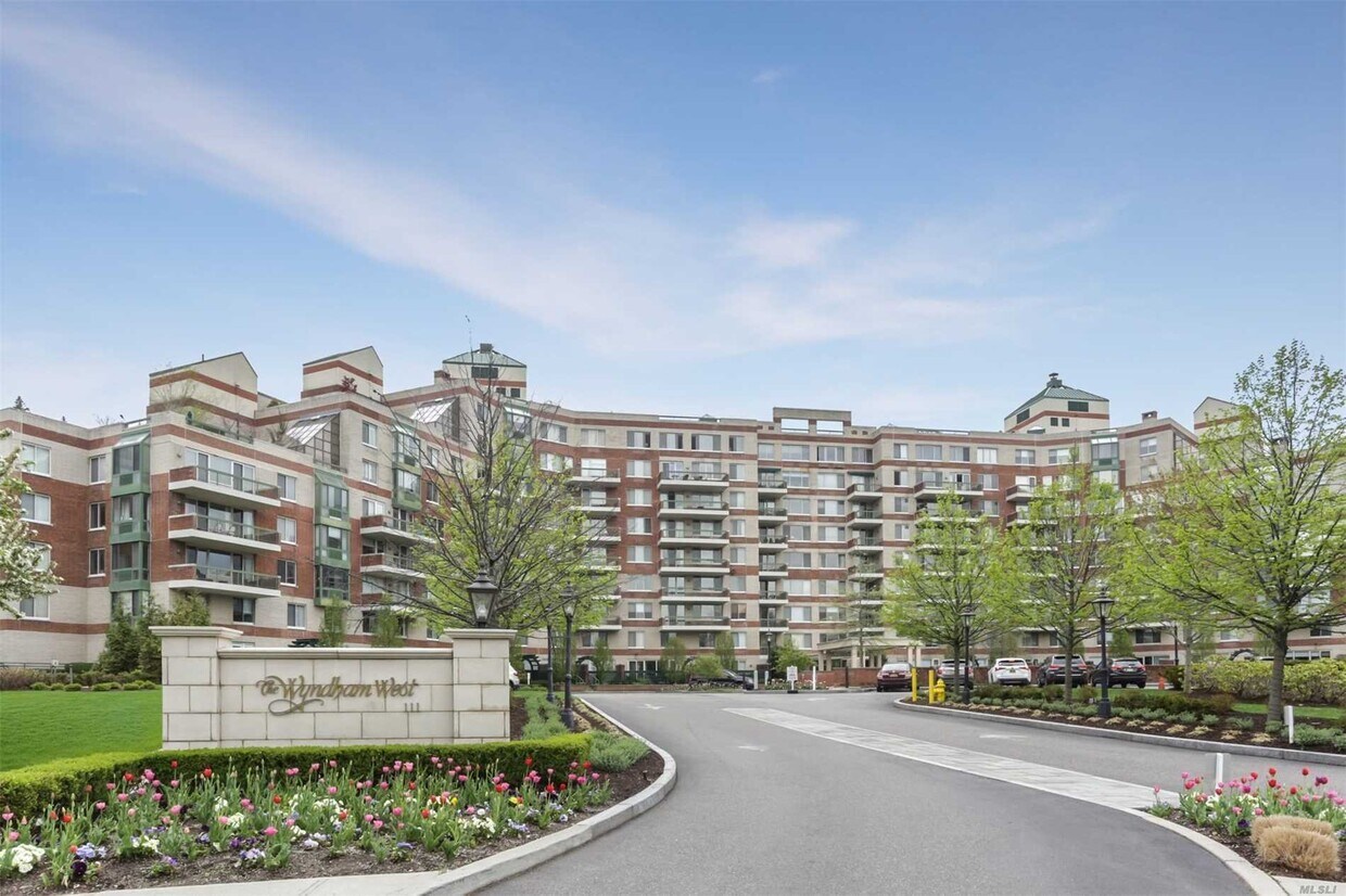 111 Cherry Valley Ave Unit M8, Garden City, NY 11530 Condo for Rent