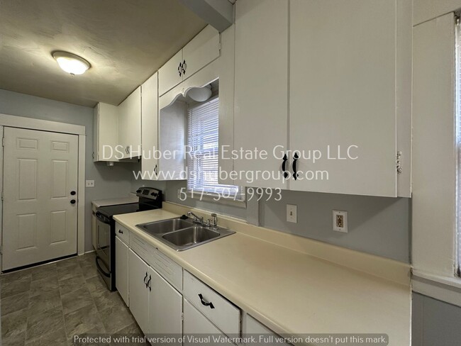 Building Photo - 2 Bed 1 Bath Lower level Apartment With AL...